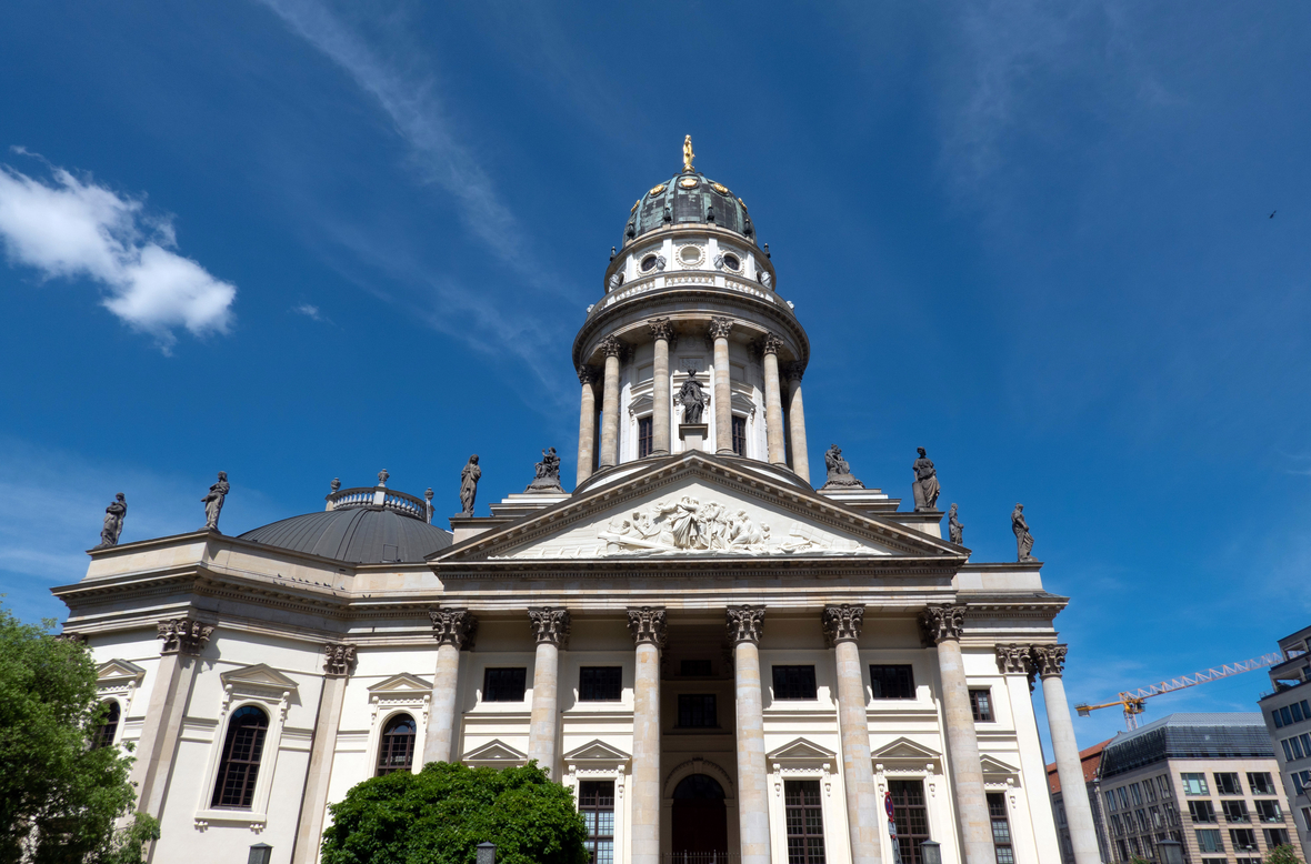 Der Deutsche Dom in Berlin von der Mohrenstraße aus fotografiert.