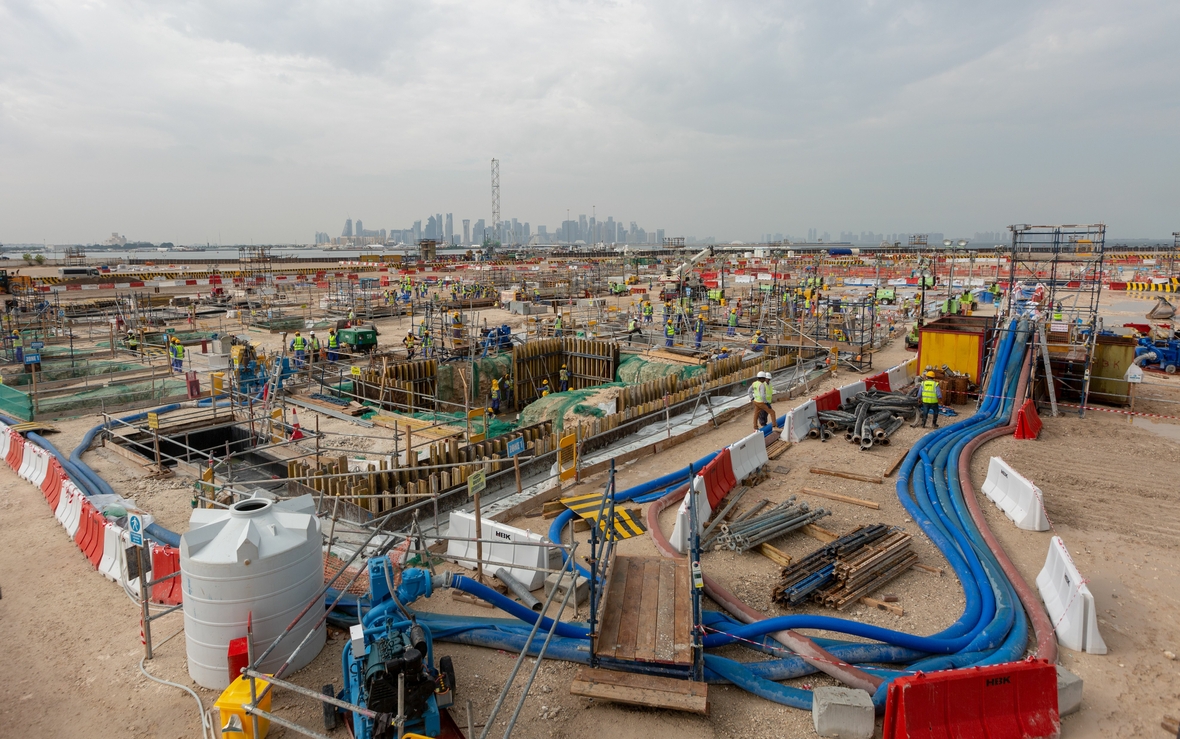 2018: Bauarbeiter arbeiten in Doha auf dem Gelände des Stadions "Stadium 974". Das Stadion für die Fußball-WM 2022 wird größtenteils aus Schiffscontainern und Stahl gebaut. Es soll nach der WM abmontiert und an anderer Stelle wieder aufgebaut werden.