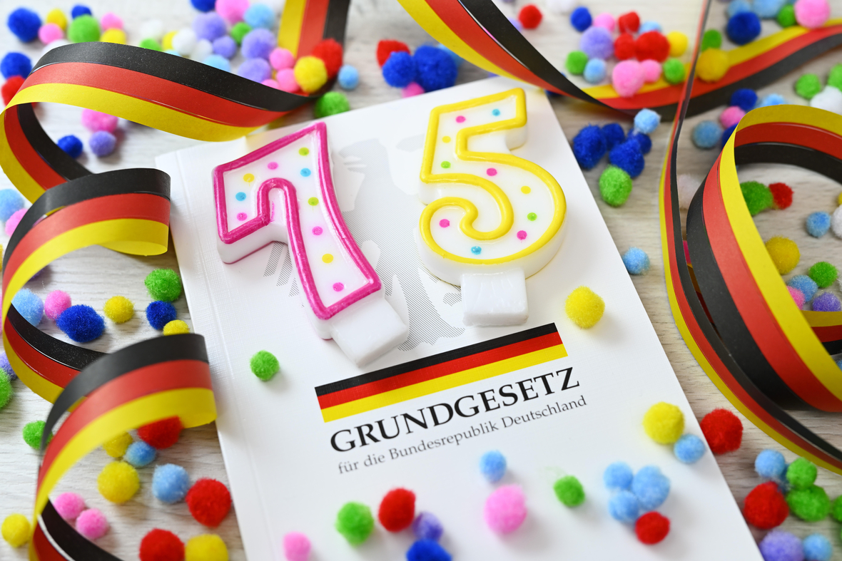 Deutsches Grundgesetz mit der Zahl 75 und Girlanden, Symbolfoto 75 Jahre Grundgesetz aus dem Jahr 2024
