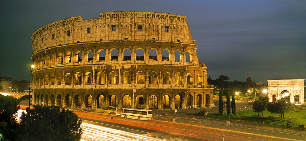 Das Kolosseum ist ein Wahrzeichen der italienischen Hauptstadt Rom. Es ist das größte im Antiken Rom gebaute Amphitheater. Im Hintergrund ist der Konstantinsbogen zu sehen, der zu Ehren Kaiser Konstantins erbaut wurde.