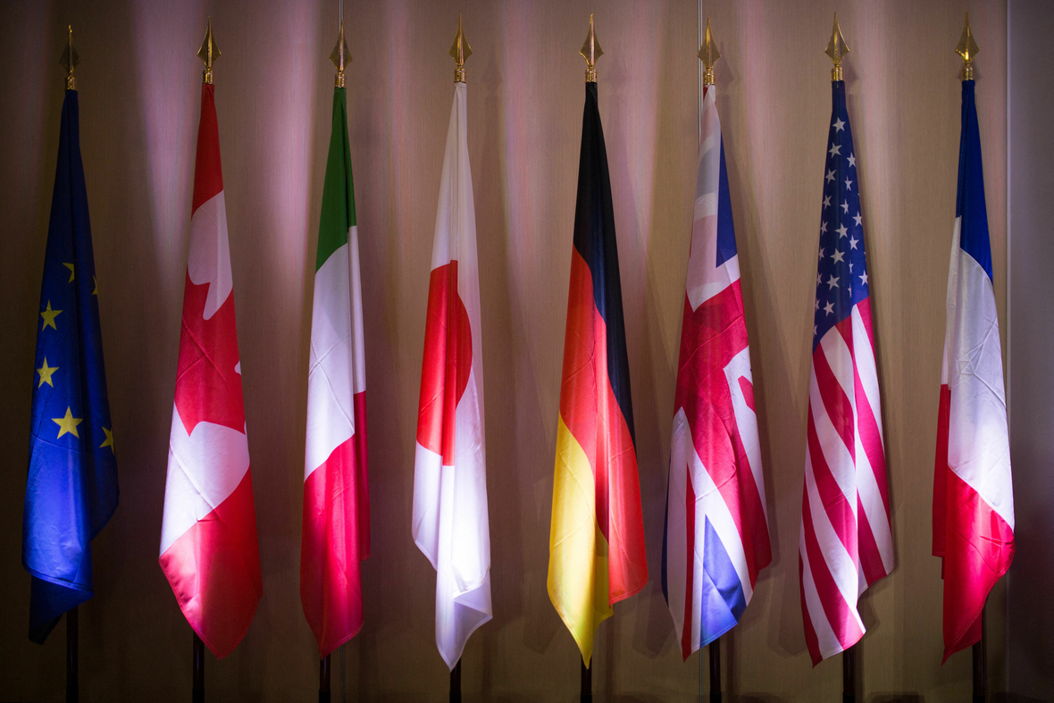 Flaggen der G7 plus die Flagge der Europäischen Union