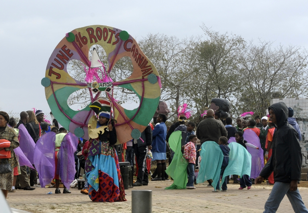 Kinder und Erwachsene in Südafrika begehen zusammen in festlicher Kleidung den Tag des afrikanischen Kindes 2009. Sie sind bei einem bunten Umzug zu sehen, mit dem sie den Opfern des Schüleraufstandes vom 16. Juni 1976 in Soweto gedenken. 