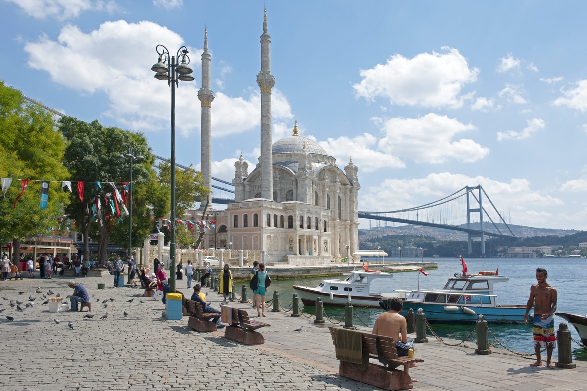 Blick auf die Erste Bosporusbrücke in Istanbul