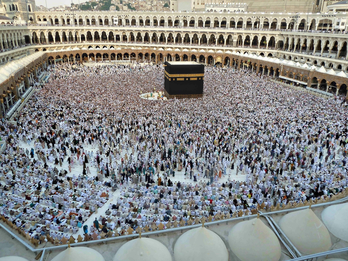 Muslimische Pilger an der Kaaba in Mekka, Saudi-Arabien. Viele tausend Pilger versammeln sich dicht gedrängt um die Kaaba. 