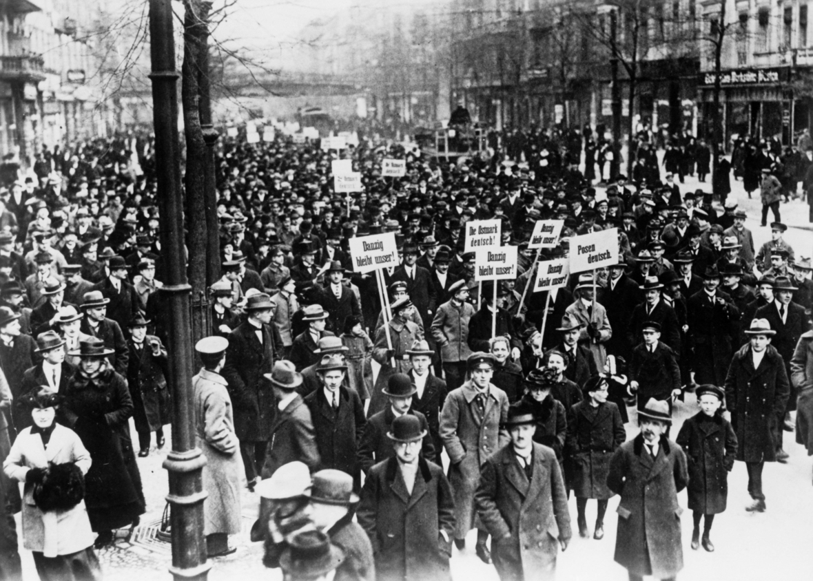 Berlin am 25. November 1919: Demonstration gegen die Abtretung von Danzig und Posen an  Polen, nach den Bestimmungen des Versailler Vertrages.