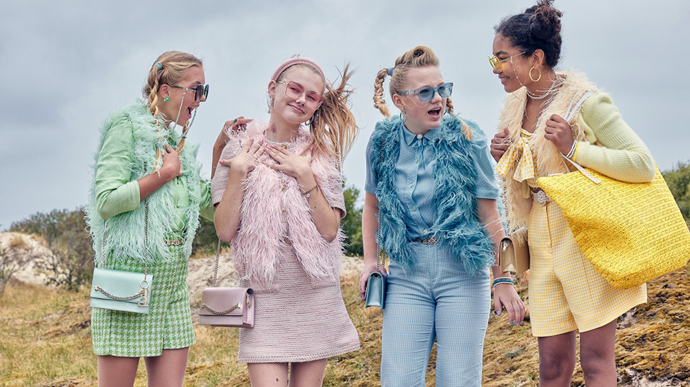 Szenenbild: Die vier (G)Lämmer-Girls haben sich in grünem, rosa, blauen und gelbem Outfit schick gemacht.