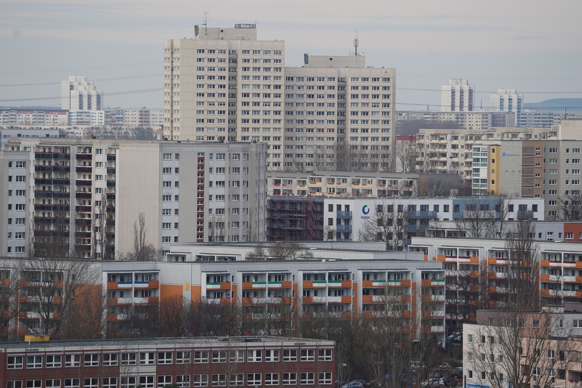 Wohnsiedlungen in Berlin. Im Vordergrund kleinere, im Hintergrund sehr hohe Wohnhäuser