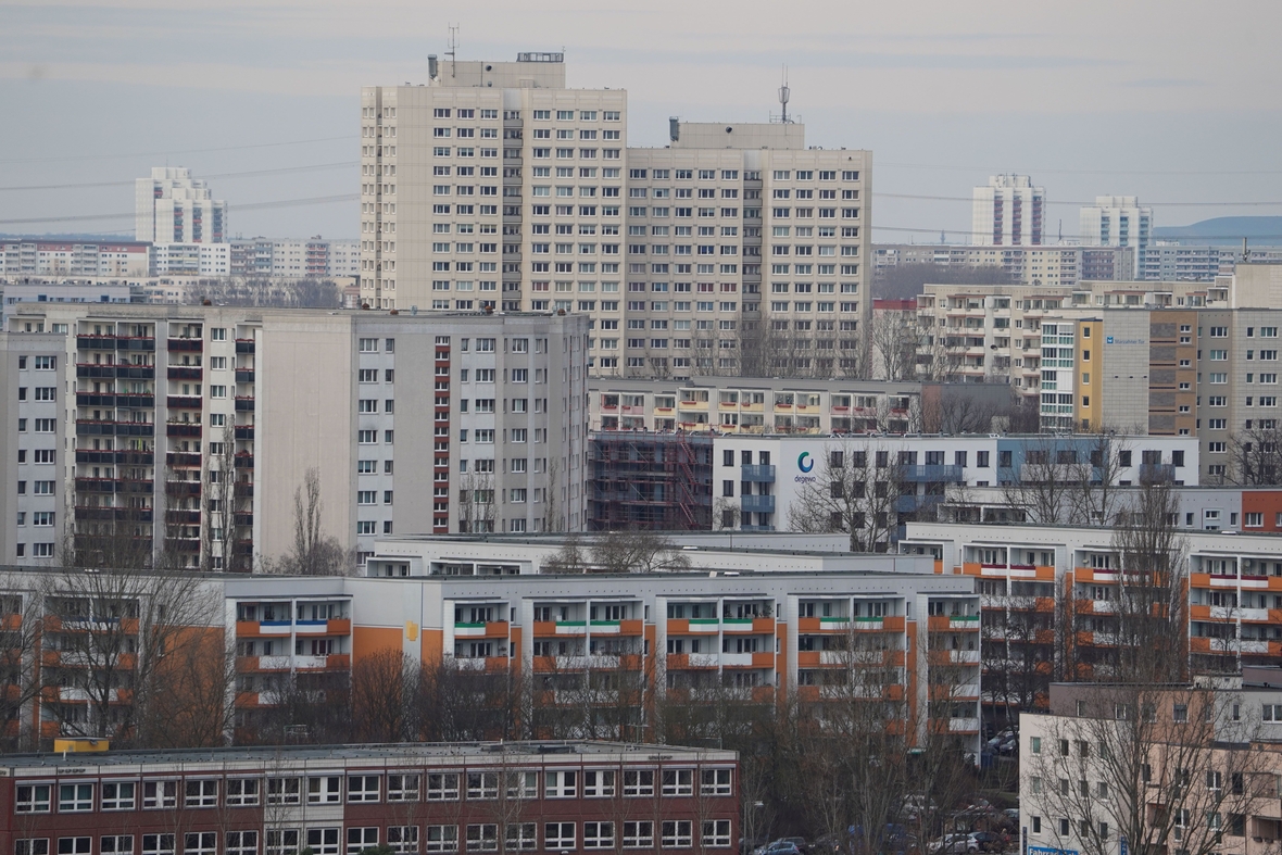 Wohnsiedlungen in Berlin. Im Vordergrund kleinere, im Hintergrund sehr hohe Wohnhäuser