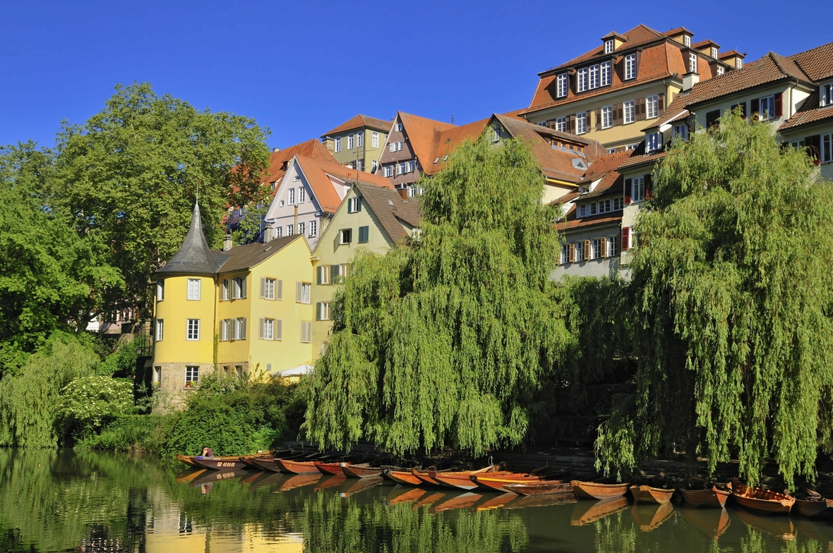 Der gelbe Hölderlinturm in Tübingen am Neckar ist ein Blickfang. Dort befindet sich jetzt ein Museum.