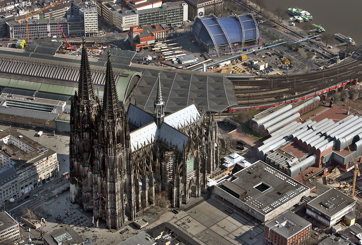 Die Luftaufnahme zeigt einen Teil der Stadtmitte von Köln mit dem Dom, dem Hauptbahnhof und dem Museum Ludwig.
