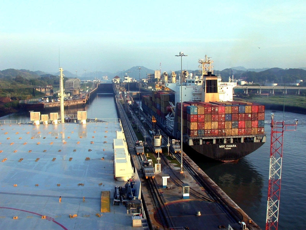 Ein Containerschiff passiert im April 2004 bei der Fahrt durch den Panamakanal die Miraflores-Schleuse.