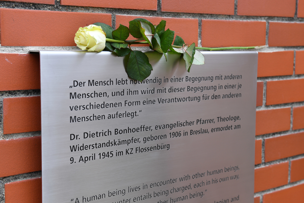 Das Bild stammt vom 1.04.2019, der Anlass ist der 74. Jahrestag der Befreiung des KZ Buchenwald. Eine Rose liegt auf einer neuen Gedenktafel für Dietrich Bonhoeffer.