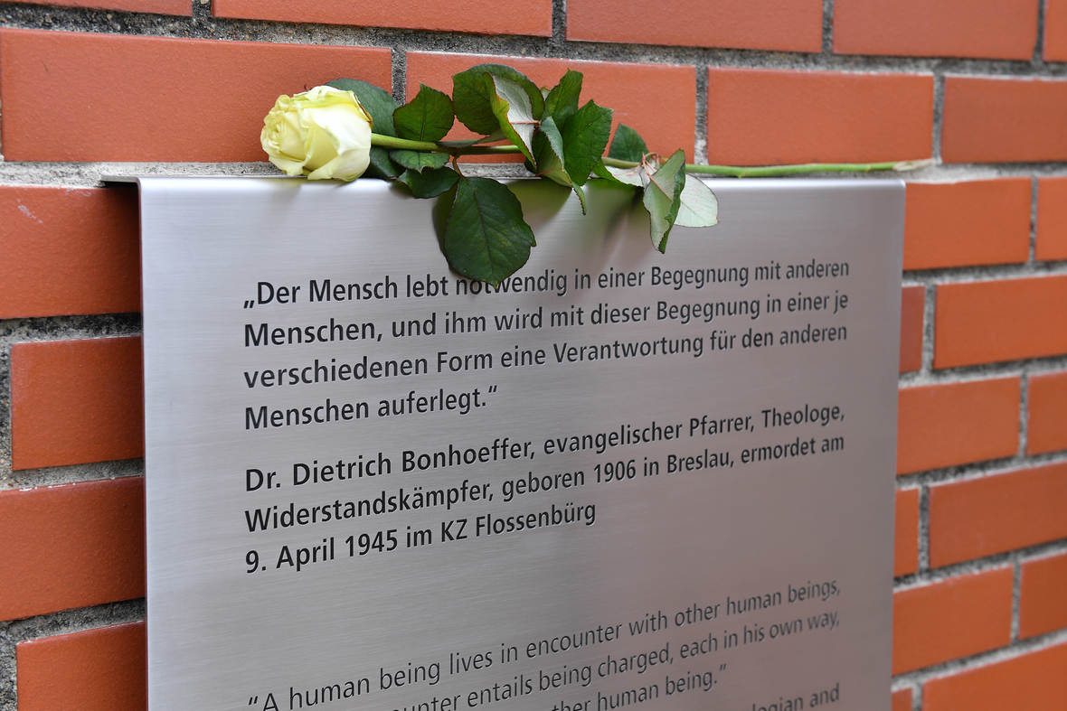 Das Bild stammt vom 1.04.2019, der Anlass ist der 74. Jahrestag der Befreiung des KZ Buchenwald. Eine Rose liegt auf einer neuen Gedenktafel für Dietrich Bonhoeffer. 