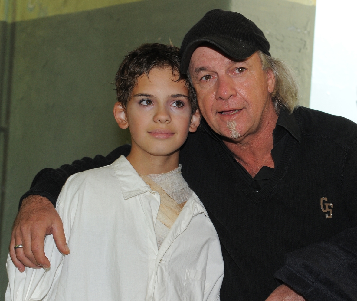 Regisseur Pepe Danquart, rechts im Bild, mit dem Schauspieler Andy Tkacz im Arm