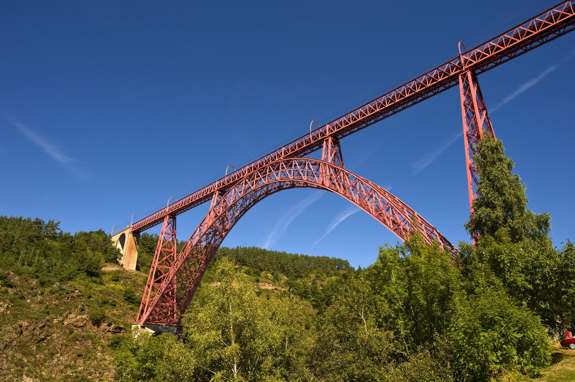 Diese beeindruckende Eisenbahnbrücke aus Stahl, der "Garabit-Viadukt", steht in Frankreich und wurde von Alexandre Gustave Eiffel gebaut.