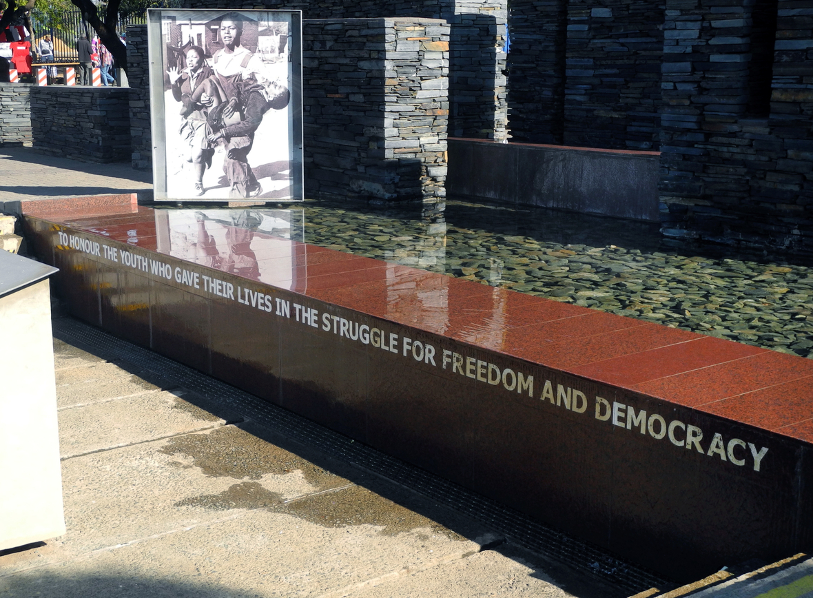 Das Mahnmal in Soweto (Südafrika) erinnert an die Opfer des Aufstandes vom 16. Juni 1976. Auf dem Mahnmal steht in Englisch geschrieben: "Zu Ehren der Jugendlichen, die im Kampf für Freiheit und Demokratie ihr Leben gaben"