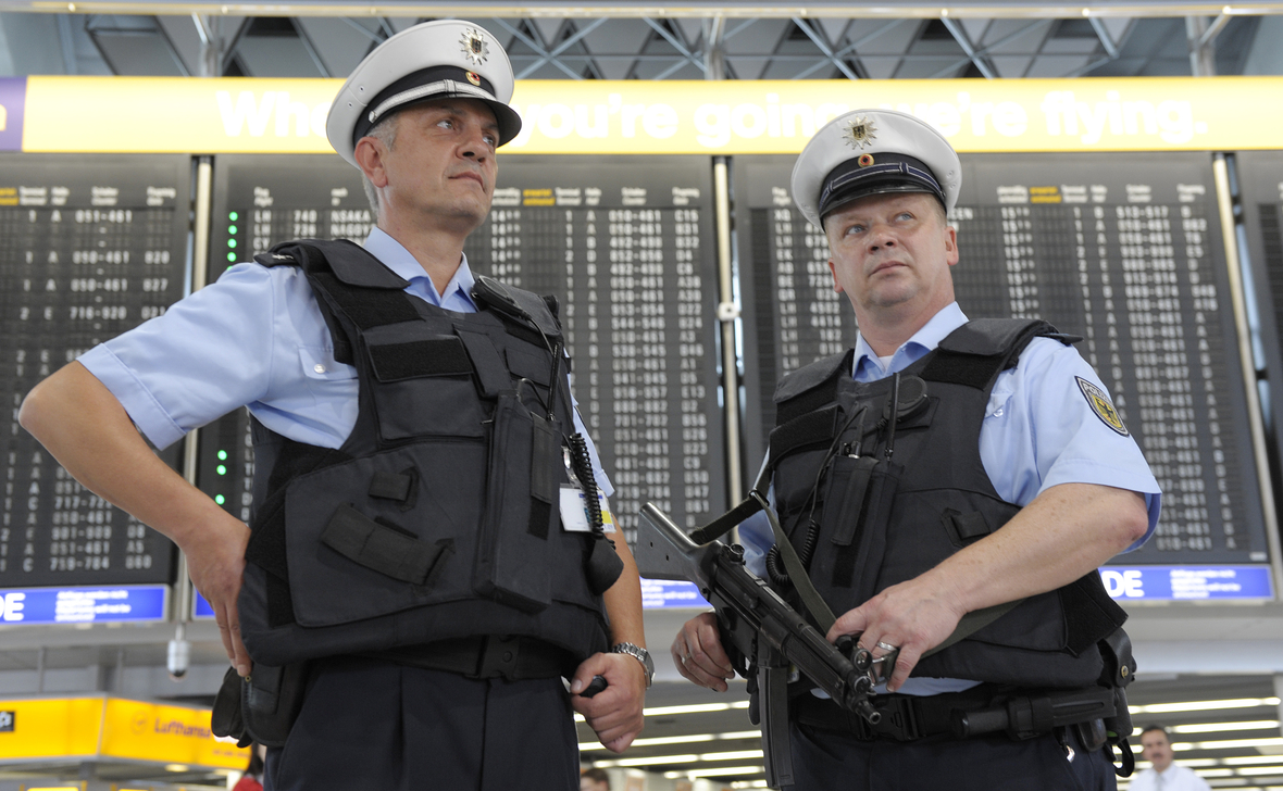 Beamte der Bundespolizei sichern den Rhein-Main-Flughafen in Frankfurt.