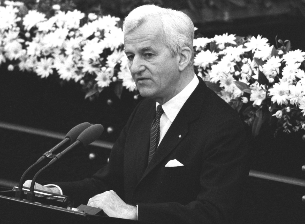 Bundespräsident Richard von Weizsäcker hält am 8. Mai 1985 eine Rede vor dem Deutschen Bundestag. In der Rede ging es um das Ende des Zweiten Weltkriegs.