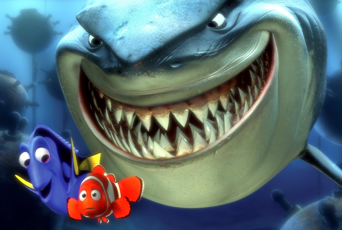 Szenenbild: Haifisch Bruce mit gefletschten Zähnen jagt die kleinen Fische Marlin und Dorie vor sich her