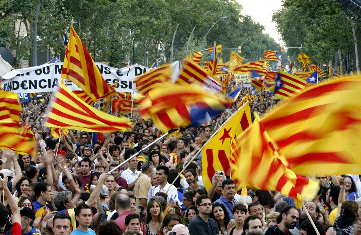 Menschen aus Katalonien, einem Gebiet im Nordosten Spaniens, fordern bei einer Demonstration mehr Autonomie für ihre Region.