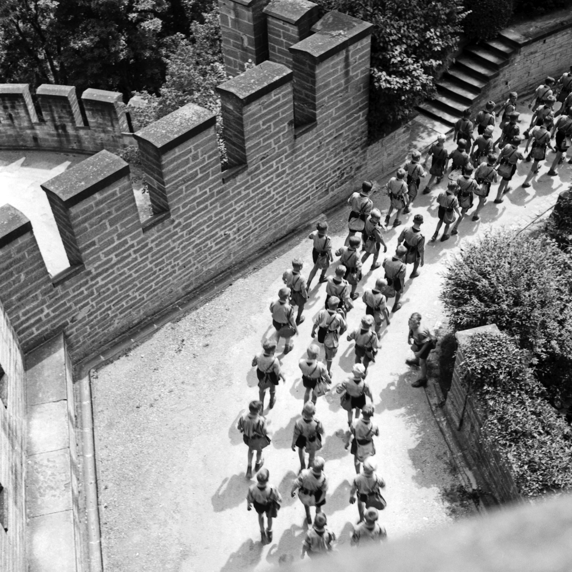 Jungen der Hitler-Jugend auf der Burg Hohenzollern.
