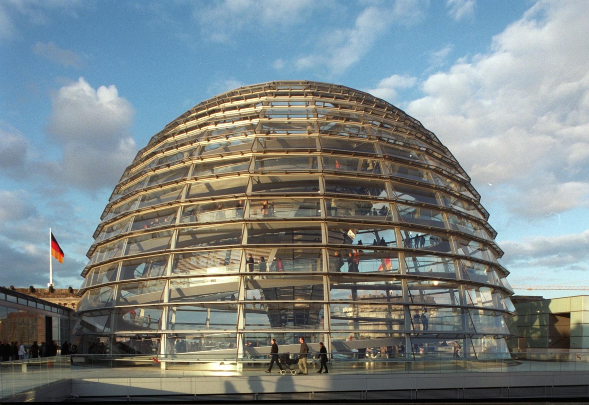 Die Kuppel des Reichstags in Berlin. Im Reichstag hat der Deutsche Bundestag seinen Sitz.