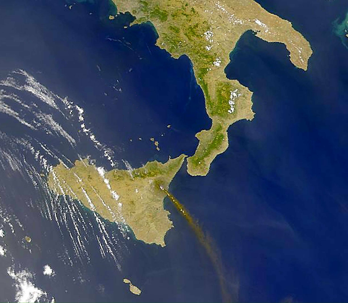 Das Bild zeigt eine Satellitenaufnahme vom südlichen Teil Italiens und der Insel Sizilien.