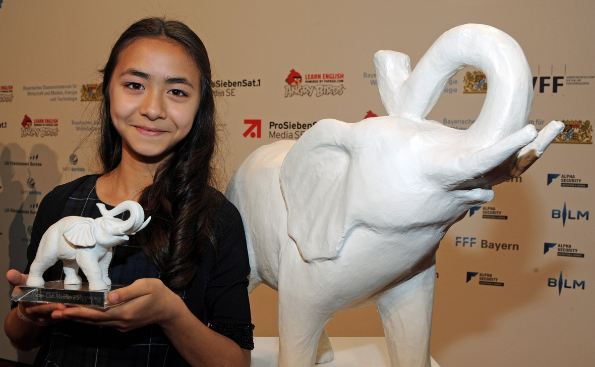 Lynn Dortschack freut sich über den Preis Der Weiße Elefant, den sie auf dem Münchner Filmfest für ihre Rolle der Linh gewonnen hat