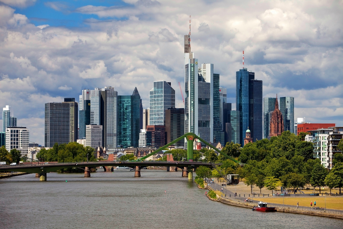 Ansicht auf die Stadt Frankfurt am Main mit dem Bankenviertel und der Main. Die Stadt ist für seine Banken und Wolkenkratzer, deswegen hat Frankfurt auch die Spitznamen „Bankfurt“ und „Mainhattan“.
