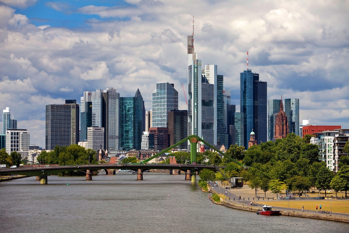 Ansicht auf die Stadt Frankfurt am Main mit dem Bankenviertel und der Main. Die Stadt ist für seine Banken und Wolkenkratzer, deswegen hat Frankfurt auch die Spitznamen „Bankfurt“ und „Mainhattan“.