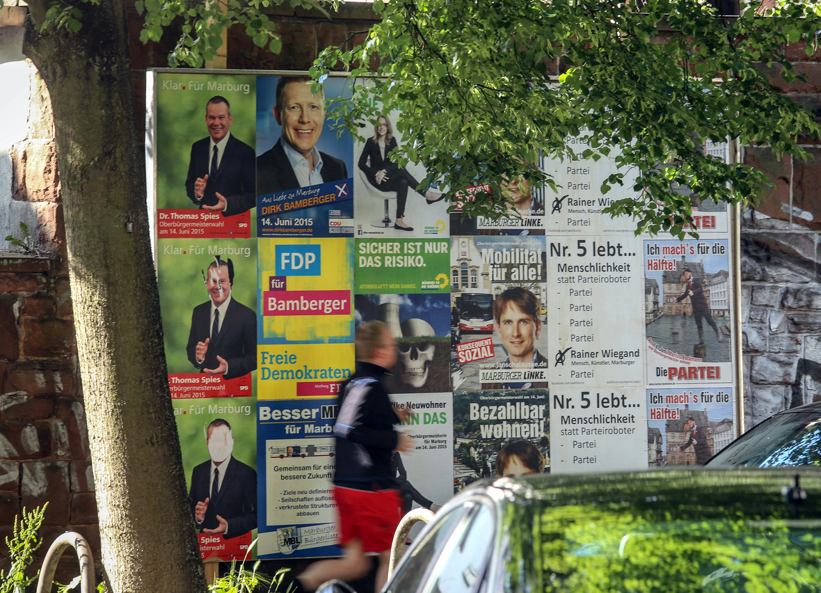 Man sieht Wahlplakate in Marburg, Hessen.