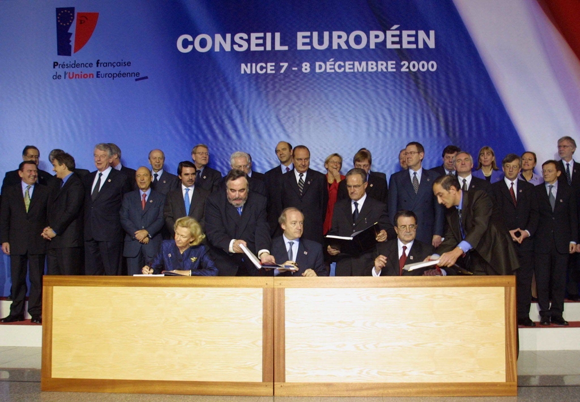 Die EU-Grundrechte-Charta wird am 7. Dezember 2000 unterschrieben. Viele Personen stehen vor einem blauen Hintergrund mit dem Begriff "Europäischer Rat"