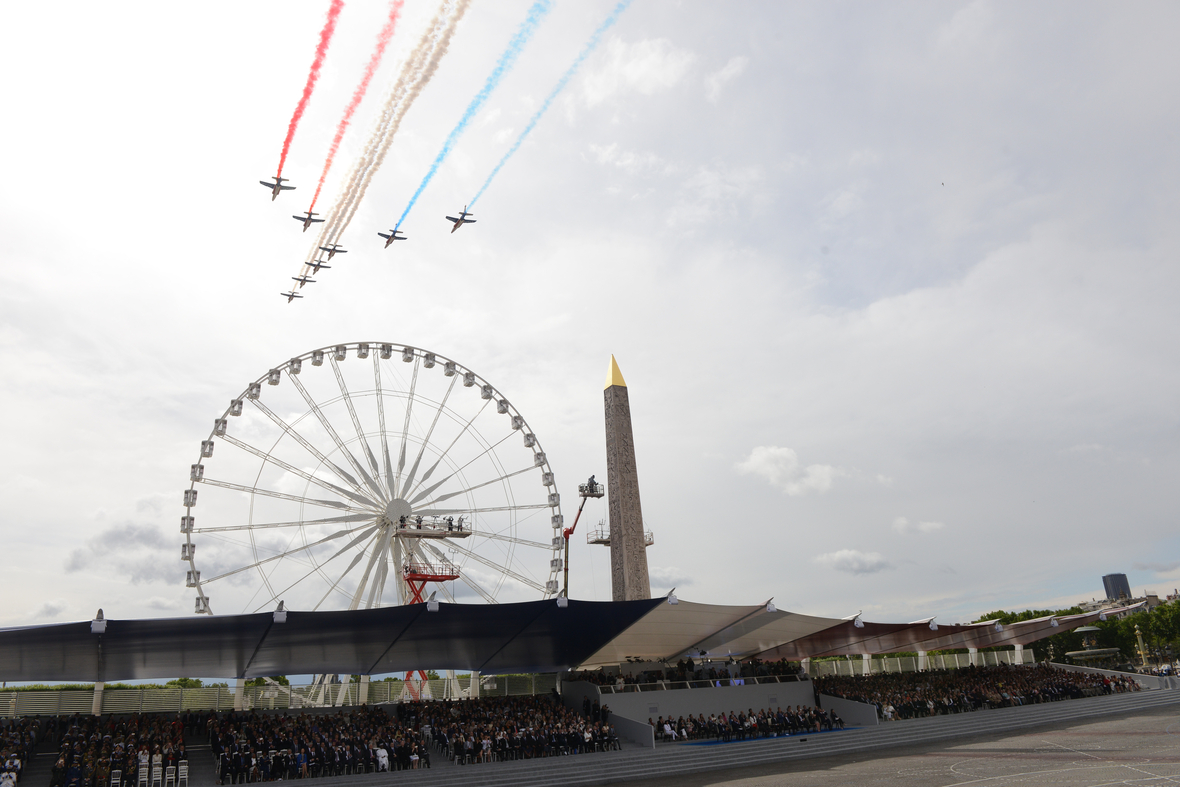 Jets der französischen Luftwaffe fliegen bei der Militärparade zum französischen Nationalfeiertag über den "Place de la Concorde" in Paris.