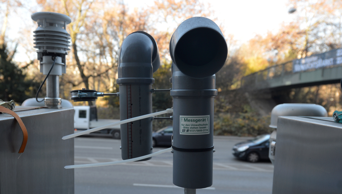 Mit solchen Messgeräten wird Feinstaub gemessen. Der entsteht unter anderem durch Autoabgase. Wenn es zuviel Feinstaub in der Luft gibt, kann das die Menschen krank machen.