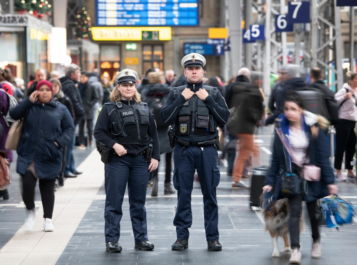 Eine Beamtin und ein Beamter der Bundespolizei stehen am Frankfurter Hauptbahnhof. Die Bundespolizei hat die Aufgabe, für die Sicherheit an den Bahnhöfen zu sorgen. 