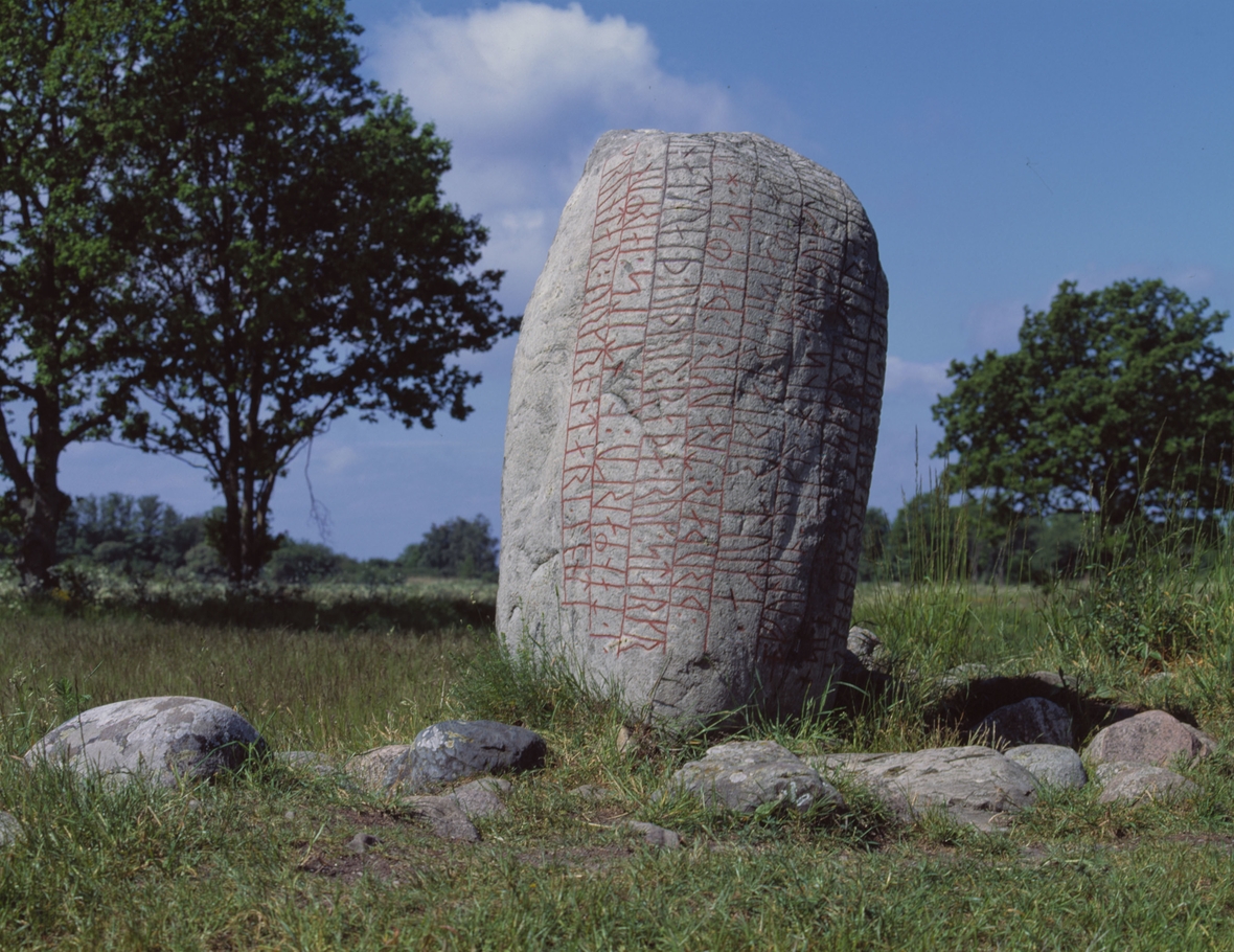 Der große Runenstein steht auf Oeland, Schweden. Er wurde im 10. Jahrhundert nach Christus errichtet.