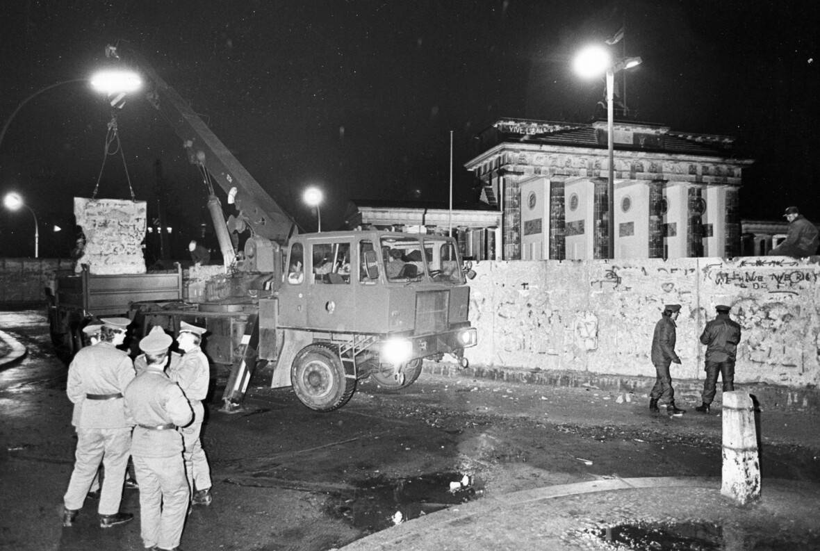 Abbau der Berliner Mauer am Brandenburger Tor in Berlin,  27. März 1990