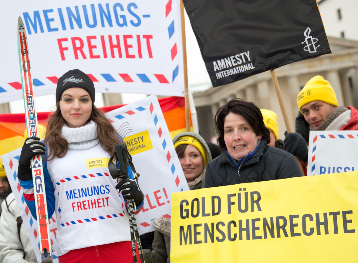 Aktivisten von Amnesty international demonstrieren gegen Zensur und Einschränkung der Meinungsfreiheit in Russland. Anlass sind die Olympischen Spiele 2014 in Sotschi. Die Fechterin Imke Duplitzer (vorne rechts) ist bei den Demonstranten.