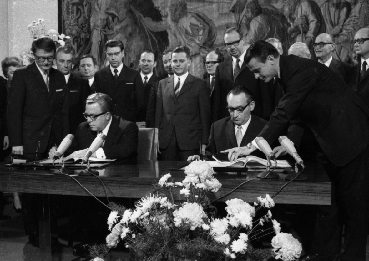 Unterzeichnung des Transitvertrags zwischen der Bundesrepublik Deutschland und der DDR 1971 in Bonn. Der Vertrag war ein wichtiges Ergebnis der Entspannungspolitik.