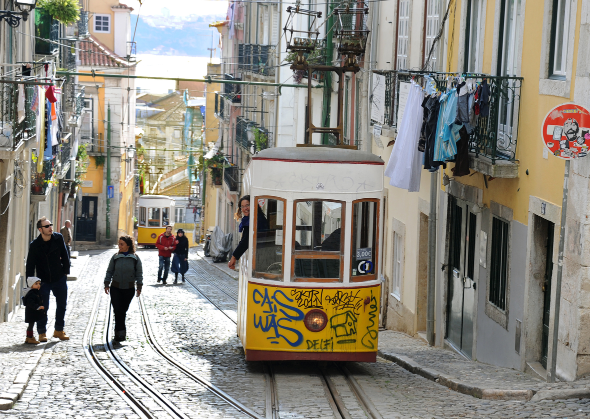Das Foto zeigt die Kabelbahn "Elevador da Bica" in der Altstadt von Lissabon, die seit 1892 das Tejo-Ufer mit der Oberstadt verbindet.