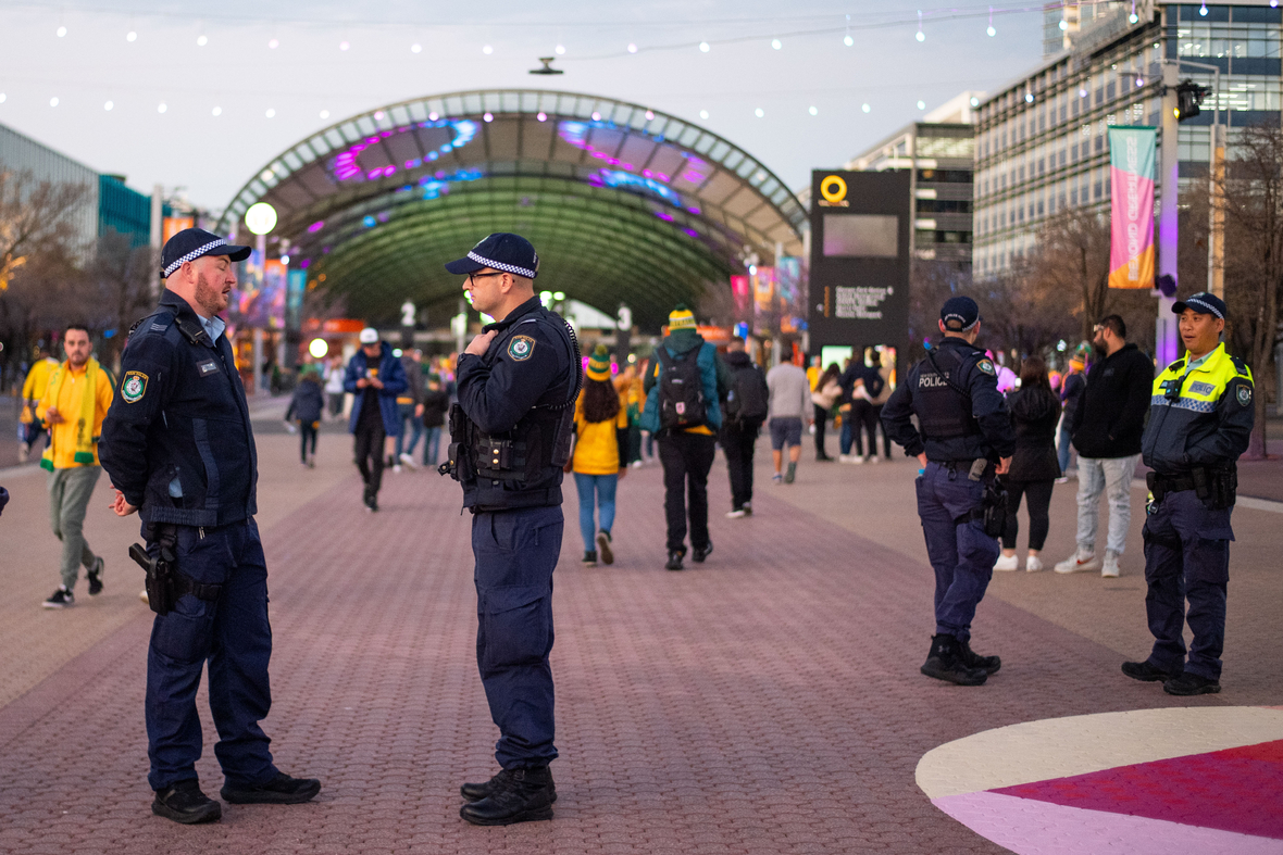 Polizei und Security stehen vor dem Stadion in Australien