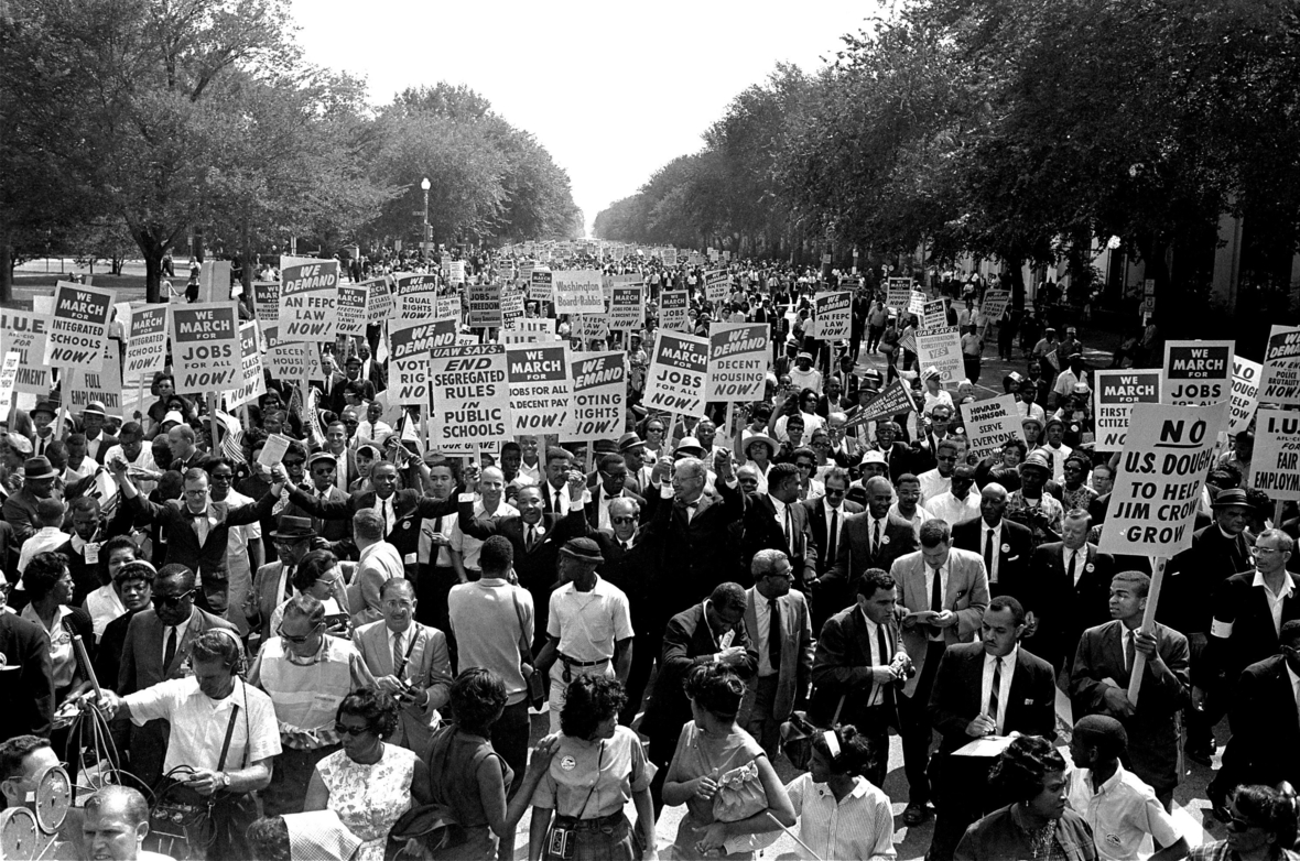 Ein Protestmarsch 1963 gegen Diskriminierungen von schwarzen Menschen in den USA. Vorne sieht man Martin Luther King. Er war ein Führer in der amerikanischen Bewegung gegen die Diskriminierung von schwarzen Menschen.