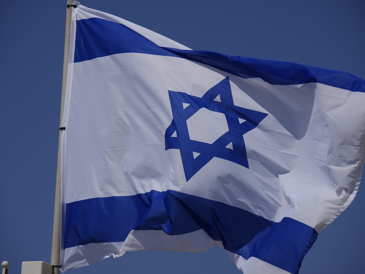 Der sogenannte Davidstern ist seit dem 18. Jahrhundert ein allgemeines Symbol für den jüdischen Glauben. Die Zionisten haben ihn zum nationalen Zeichen erklärt; seit 1948 ist er auf der Flagge des Staates Israel zu sehen.