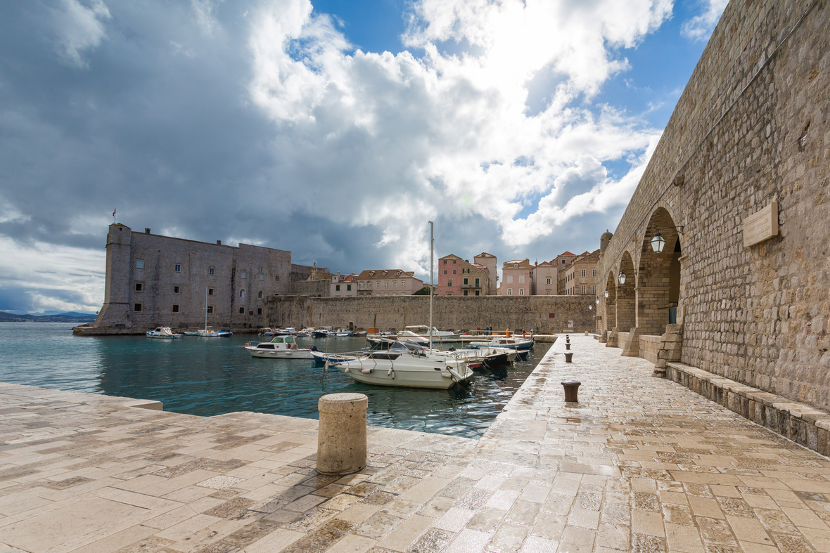 Ein kleiner Hafen in der Stadt Dubrovnik.