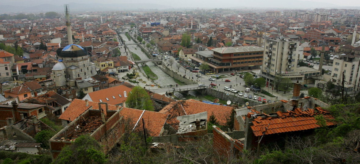 Die Aufnahme zeigt einen Blick von oben auf zertörte Häuser der Stadt Prizren im Kosovo im April 2008.