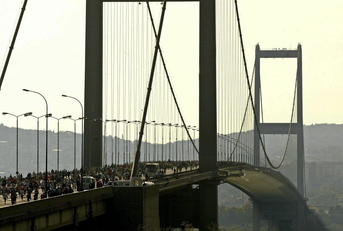 Jedes Jahr laufen die Teilnehmenden des Istanbul-Marathons über die Bosporusbrücke von einem Kontinent zum anderen. Hier ein Bild vom "Eurasia-Marathon" 2003. 