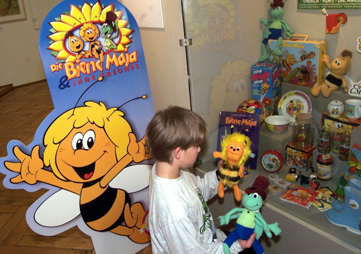 Biene Maja, ihr Freund Willi und eine andere Comic-Figur auf einer Spielwarenmesse