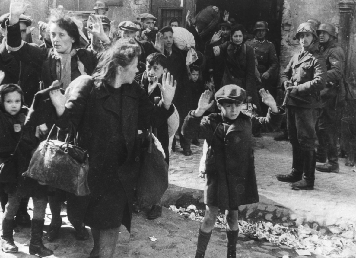 1943: Deutsche Soldaten bedrohen Juden mit Waffen im Warschauer Ghetto und zwingen sie zur Räumung.