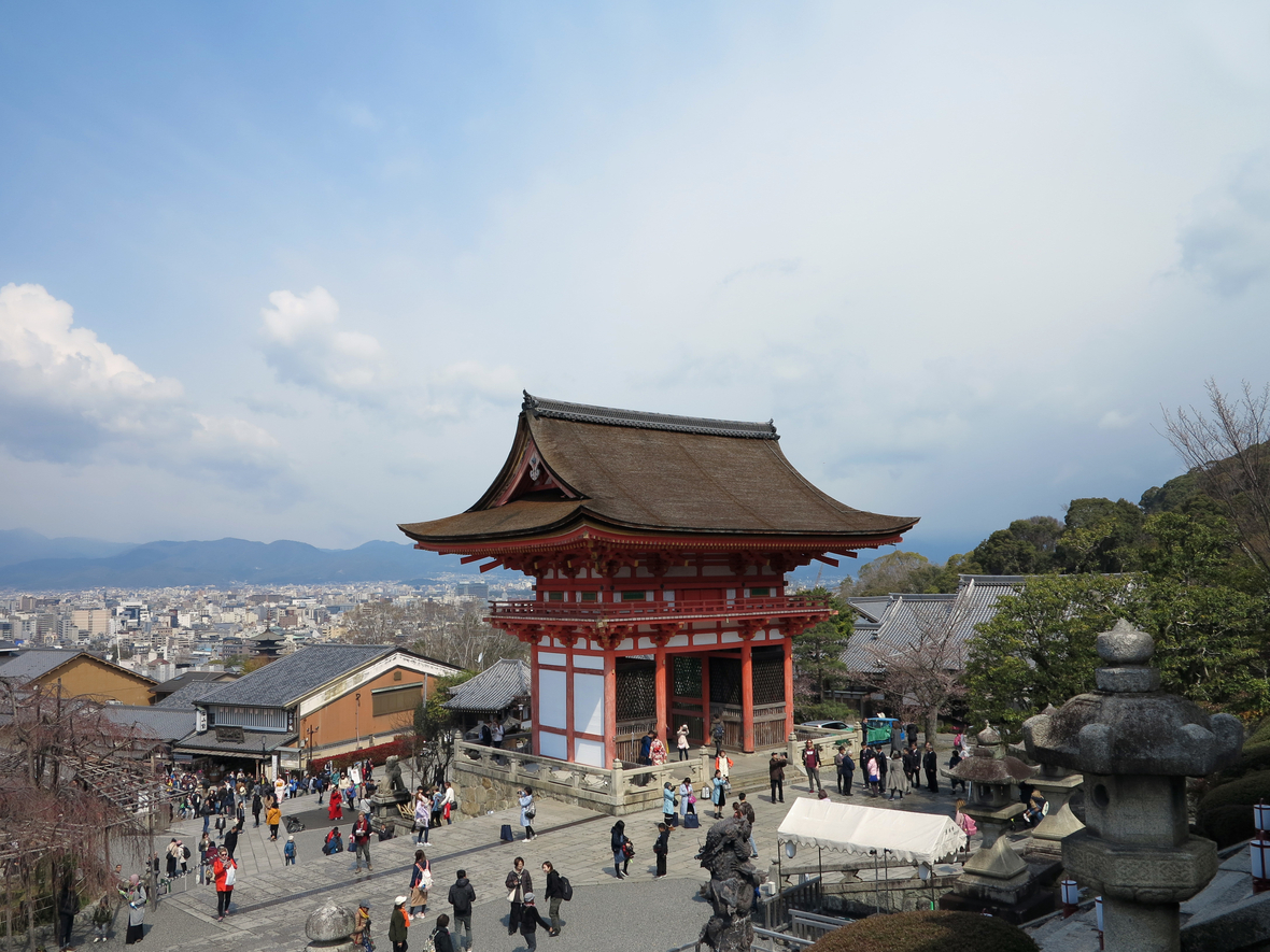 Der buddhistische Tempel in Kyoto ist eine Sehenswürdigkeit und gehört zum UNESCO-Weltkulturerbe, Im Vordergrund ist das bekannte Tor Nio-mon, das zum Tempelkomplex gehört, zu sehen.