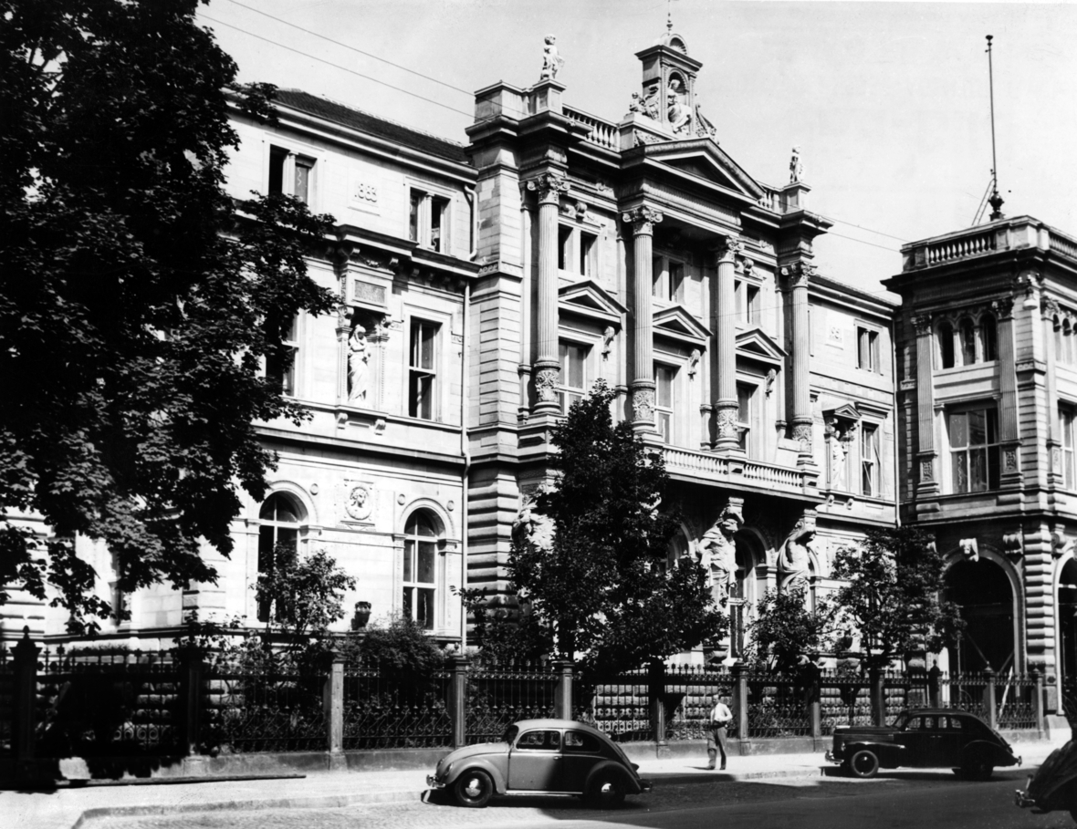 Der Prinz-Max-Palais in Karlsruhe im Jahr 1951. Rund 20 Jahre lang arbeitete dort das Bundesverfassungsgericht.